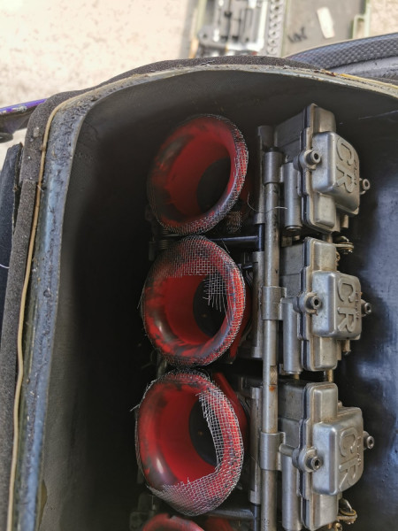 IMG_20220829_141549.jpg (381.02 KiB) 49635 mal betrachtet Die Airbox und ein Merke: kleines Edelstahlgewebe nützt nix, wird gefressen vom Motor)