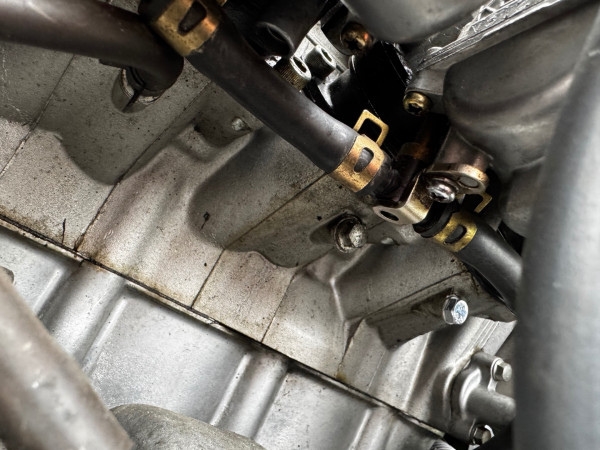 IMG_3329.jpeg (785.7 KiB) 71633 mal betrachtet In diesem Bild sieht man die Synchronisierungsöffnungen. Bei zyl. 2 steckt der Schlauch noch und bei Zyl. 4 hatte ich die Schlauchtülle bereits ersetzt durch eine Schraube.